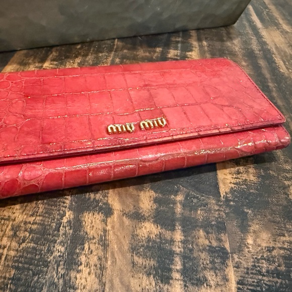 Miu Miu Red Croc-Embossed Clutch with Gold Chain W/COA - Picture 3 of 16
